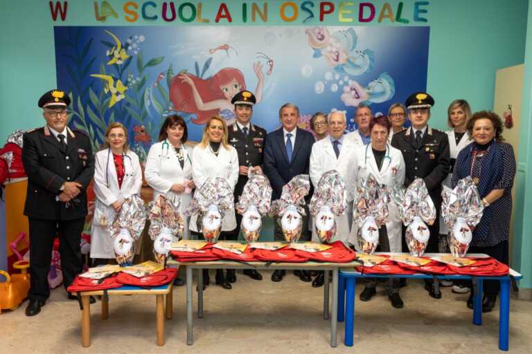 Galleria foto 'I Carabinieri donano uova di Pasqua ai piccoli degenti del Garibaldi-Nesima di Catania' - foto 1