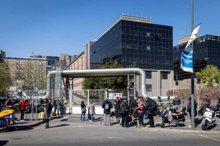 Galleria foto 'Seconda notte in ospedale per Berlusconi, Tajani “Reagisce alle cure”' - foto 1