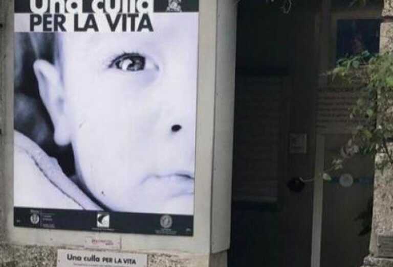 Galleria foto 'Milano, neonato lasciato con una lettera in ospedale dalla madre' - foto 1
