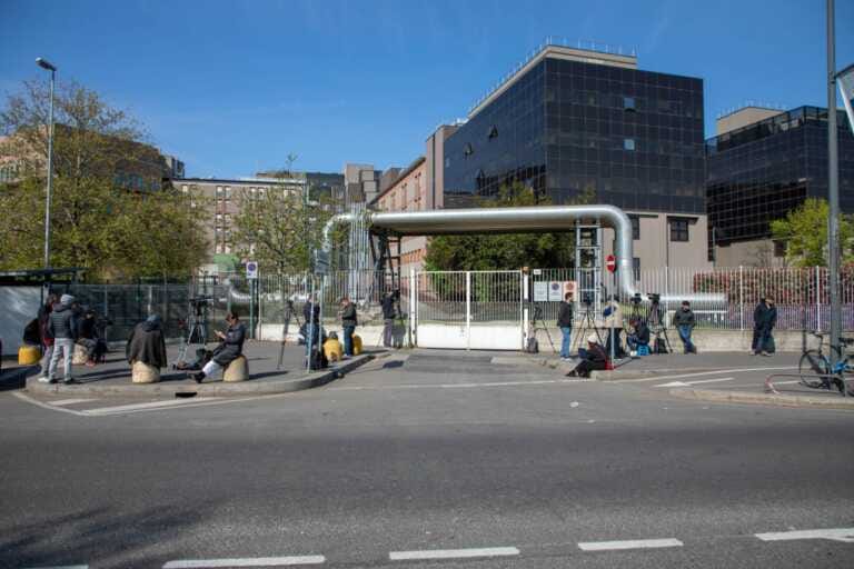 Galleria foto 'Per Berlusconi ottava notte traquilla, oggi nuovo bollettino' - foto 1