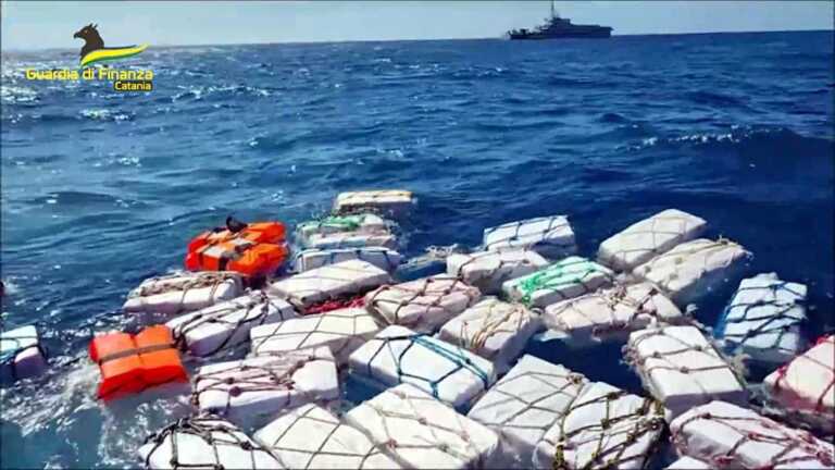 Galleria foto 'Catania,ritrovate e sequestrate 2 tonnellate di cocaina in mare aperto' - foto 1