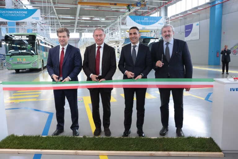 Iveco torna a produrre bus in Italia: inaugurato il nuovo stabilimento a Foggia – FOTO e VIDEO