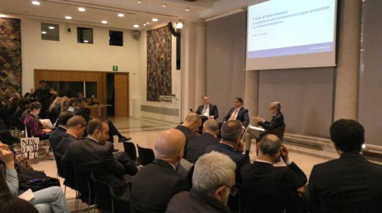 Galleria foto 'Imprese, Intesa Sanpaolo lancia “Motore Italia Transizione Energetica”' - foto 1