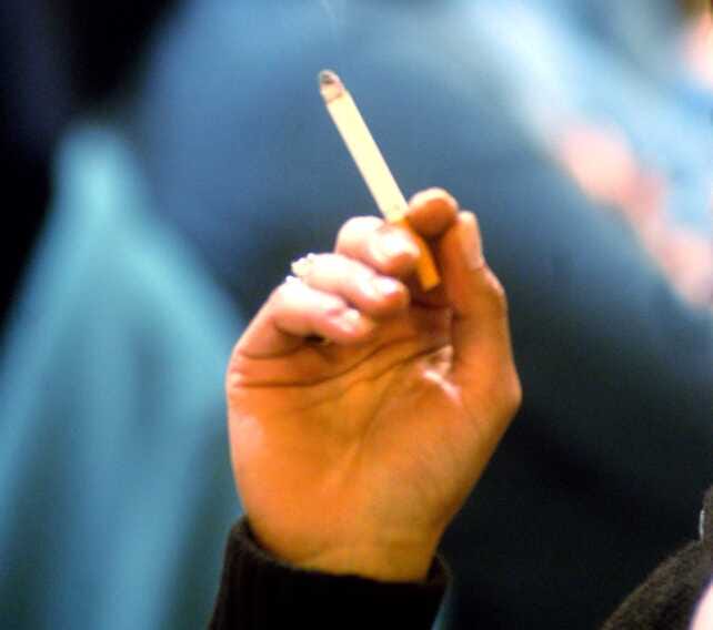 Il 16% dei 13-15enni fuma regolarmente, in maggioranza ragazze