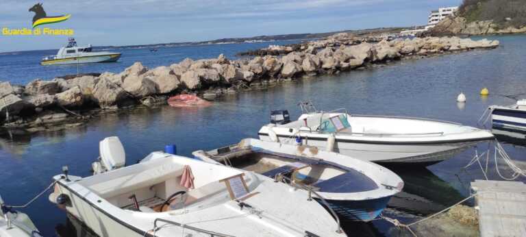 Galleria foto 'Passerelle e pontili abusivi lungo la scogliera di Gallipoli: sequestrata l’area, 18 persone denunciate' - foto 1