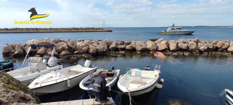 Passerelle e pontili abusivi lungo la scogliera di Gallipoli: sequestrata l’area, 18 persone denunciate