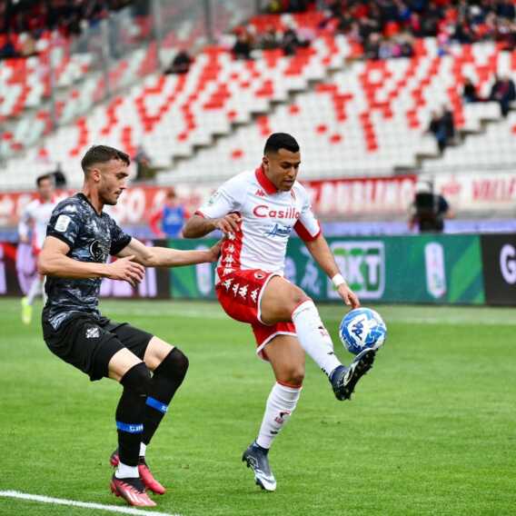 Galleria foto 'Calcio, il Bari pareggia al San Nicola contro il Como' - foto 1