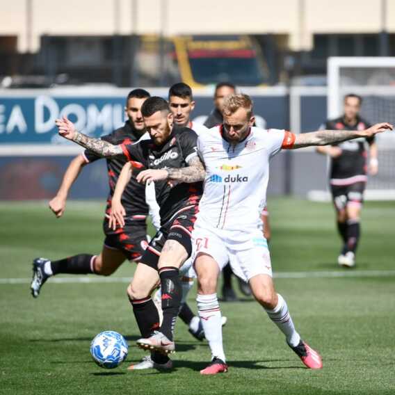 Galleria foto ' Il Bari vince la supersfida con il Sudtirol e va a meno 4 punti dal Genoa' - foto 1