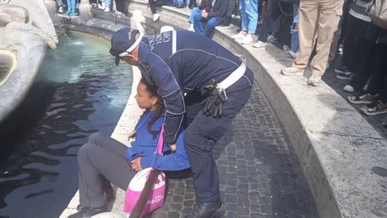 Galleria foto 'Clima, blitz degli attivisti a Roma. Liquido nero nella Barcaccia' - foto 1