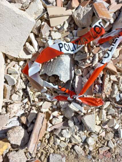 Galleria foto 'Discarica abusiva nel Barese: scatta il sequestro dell’area. Si teme la presenza di amianto tra gli scarti' - foto 1