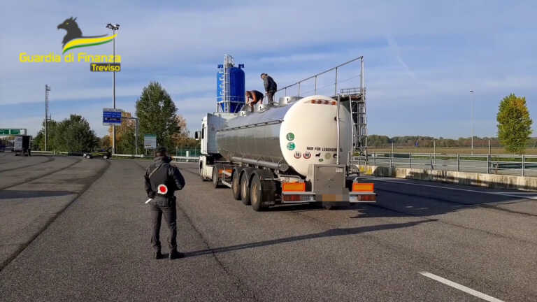 Galleria foto 'Treviso, gdf sequestra 24mila litri di gasolio di contrabbando' - foto 1