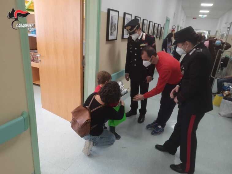 Auguri speciali per i bimbi dell’Oncoematologia pediatrica di Bari: le uova di Pasqua donate dai carabinieri