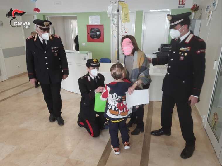 Galleria foto 'Auguri speciali per i bimbi dell’Oncoematologia pediatrica di Bari: le uova di Pasqua donate dai carabinieri' - foto 1