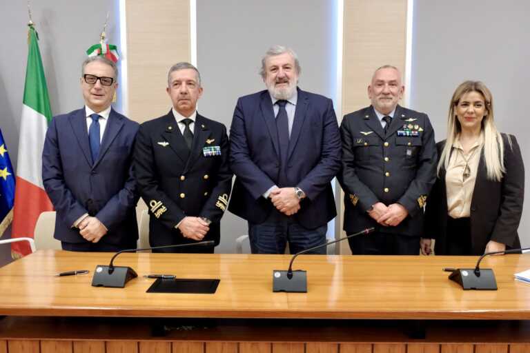 Tariffe agevolate per forze militari nel trasporto pubblico pugliese. Emiliano: «Garantiranno sicurezza su treni e bus» – VIDEO