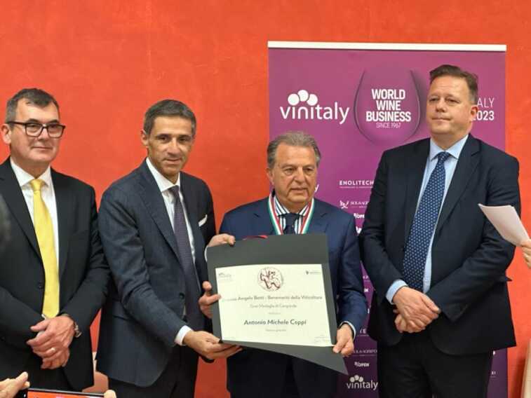 Antonio Michele Coppi è Benemerito della viticoltura italiana: «Una vita dedicata al vino e alla Puglia»