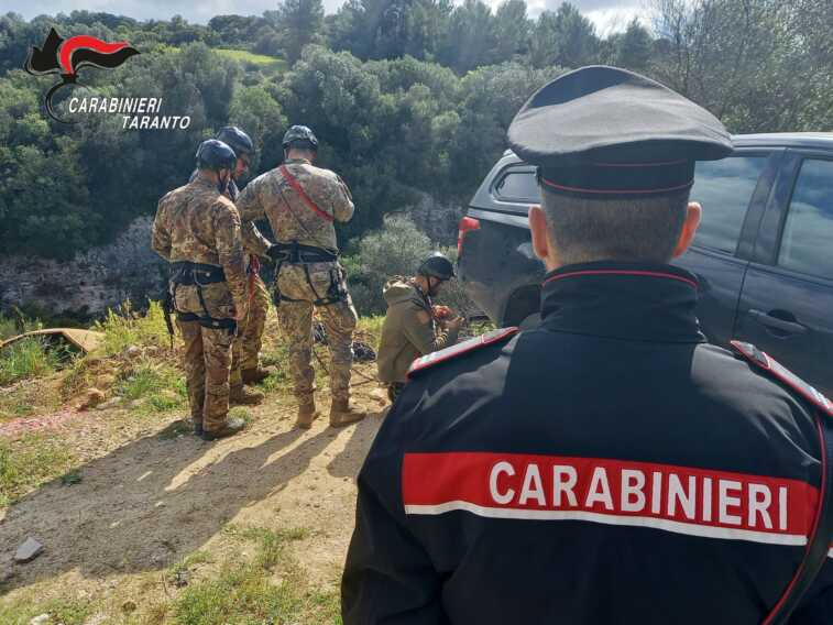 Crispiano: un cimitero di auto rubate nella “bocca dei ladroni”. Complesse le operazioni di recupero – VIDEO