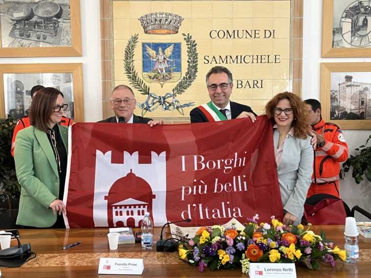 A Sammichele di Bari la bandiera dei “Borghi più belli d’Italia”: «Una vittoria per l’intera comunità»