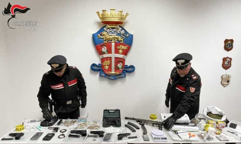 Pistole e mitragliatrici pronte a sparare trovate in due abitazioni di Barletta: arrestati un 50enne e un 43enne – VIDEO