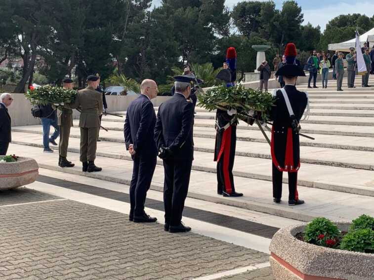 A Bari cerimonia del 25 aprile al Sacrario, presente il vice ministro Sisto: “La Costituzione sia faro su lavoro, libertà e antifascismo”