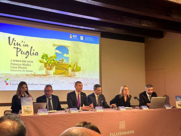 Galleria foto 'Taglio del nastro della Puglia a Vinitaly, Pentassuglia: «Tutta la vivacità del settore» – FOTO' - foto 8