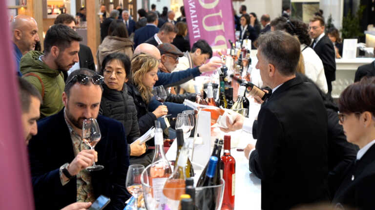 Taglio del nastro della Puglia a Vinitaly, Pentassuglia: «Tutta la vivacità del settore» – FOTO