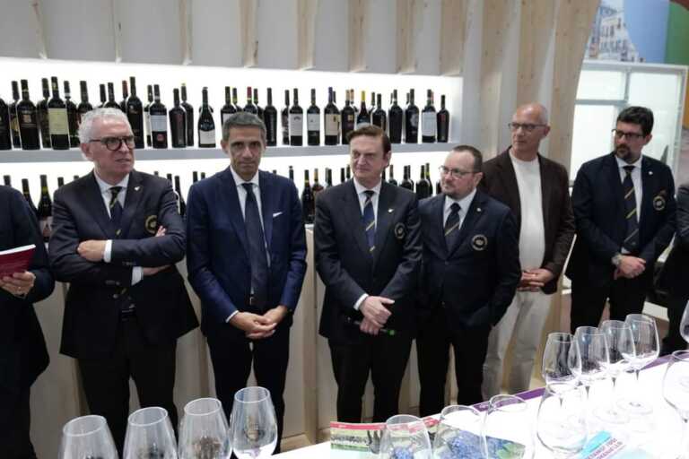 Galleria foto 'Chiude il Vinitaly 2023: bilancio positivo per la Puglia. Pentassuglia: «Strategia di promozione vincente» – FOTO' - foto 13