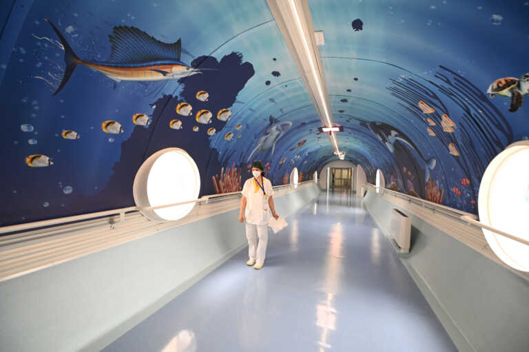 Un tunnel sottomarino accoglie i bambini ricoverati in malattie infettive al Giovanni XXIII di Bari