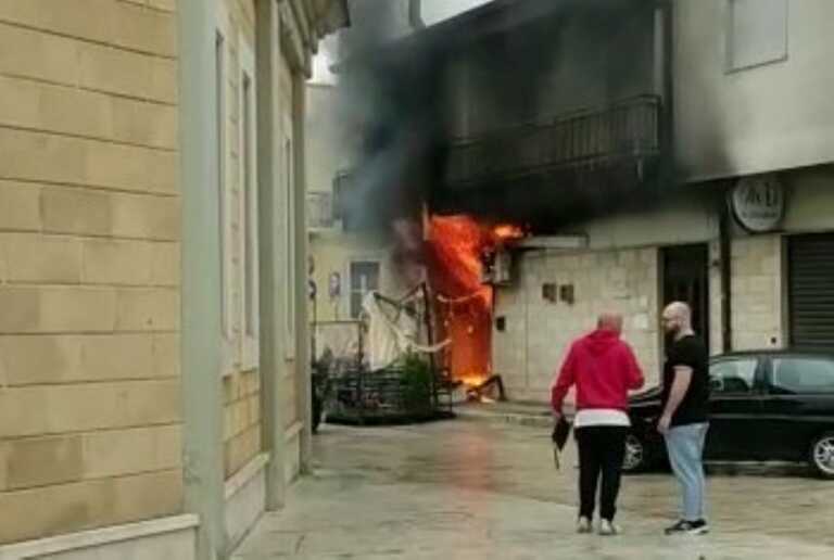Incendio a Cassano delle Murge: le fiamme distruggono un bar in centro. Sul posto i vigili del fuoco – VIDEO