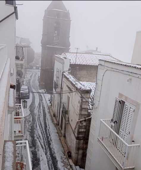 Galleria foto 'Monte Sant’Angelo, a pasquetta è arrivata la neve' - foto 1