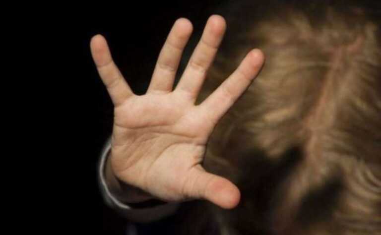 Abusi sessuali su una bimba di 10 anni fermata per strada: denunciato un 17enne ad Andria