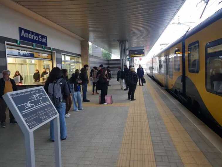 Treni in ritardo o soppressi tra Bari e Andria, Ferrotramviaria: «Lavoriamo per risolvere le problematiche»