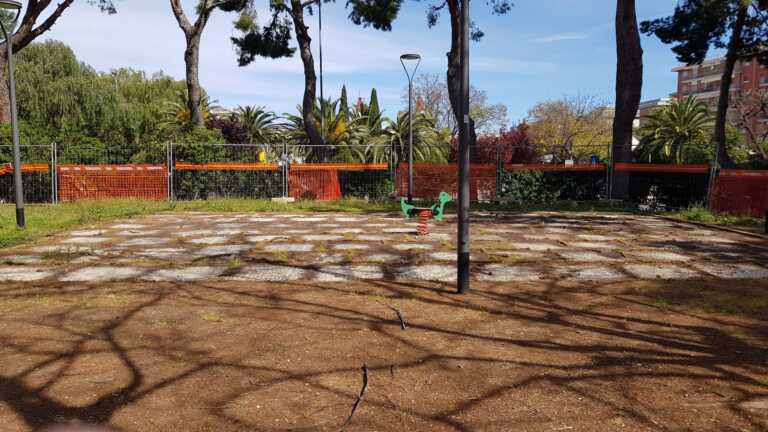 Parco 2 Giugno è un cantiere: «Dove sono le nuove giostre?» – FOTO