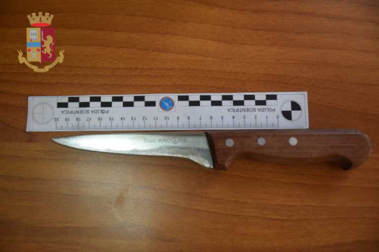 Minacciò con un coltello uno studente davanti a un liceo a Lecce per rubargli lo scooter: arrestato un 56enne