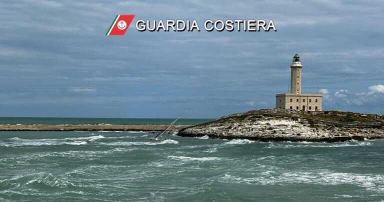 Vieste, barca a vela incagliata nei pressi dell’isola di Sant’Eufemia: salvati due turisti nella notte – VIDEO
