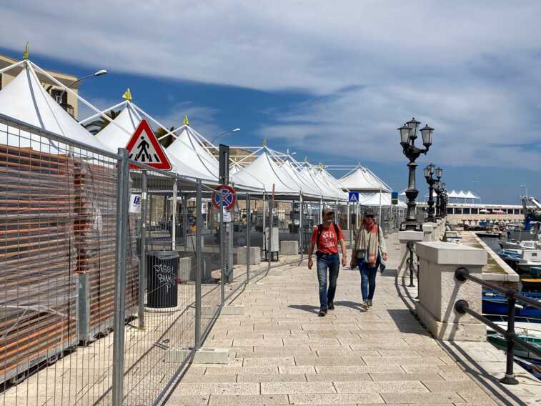 Caos mobilità a Bari Vecchia: i cantieri disorientano i turisti. I disagi provocati dalle transenne sul lungomare