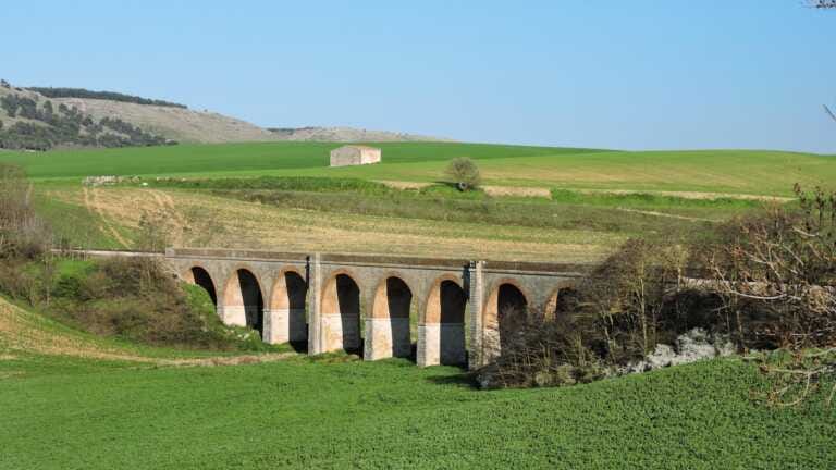 La tratta Barletta-Spinazzola senza treni. Rfi: «È ancora in corso l’elettrificazione»