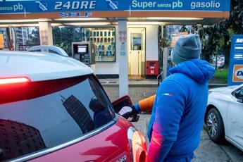Galleria foto 'Benzina prezzi oggi, giro di ribassi' - foto 1