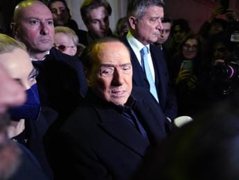 Galleria foto 'Berlusconi, il legale: “Foto con boss mafiosi? Circo mediatico”' - foto 1