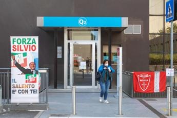 Galleria foto 'Berlusconi, notte tranquilla a due settimane dal ricovero' - foto 1