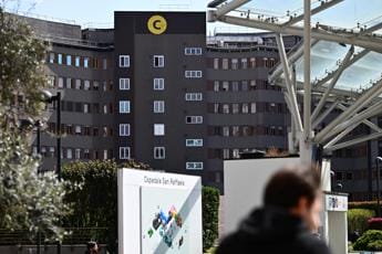 Galleria foto 'Berlusconi, prima notte in ospedale: atteso bollettino in mattinata' - foto 1