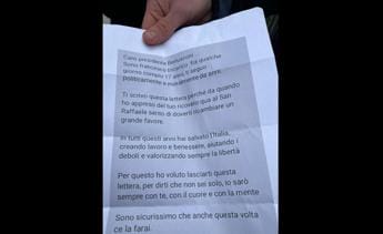 Galleria foto 'Berlusconi ricoverato, 17enne consegna lettera per il Cav: “Nessuno può prendere suo posto”' - foto 1