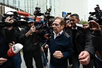 Galleria foto 'Berlusconi ricoverato, il fratello Paolo in visita: “Tutto bene”' - foto 1