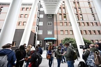Galleria foto 'Berlusconi ricoverato, terza notte in terapia intensiva' - foto 1
