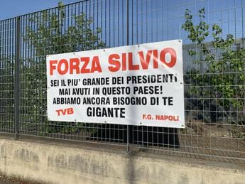 Galleria foto 'Berlusconi ricoverato, visite e messaggi di incoraggiamento per il Cav' - foto 1