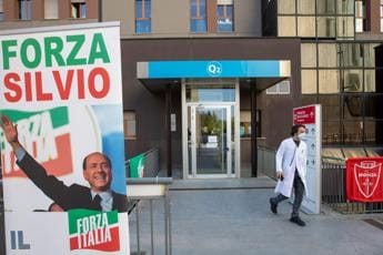 Galleria foto 'Berlusconi, supporter napoletano porta Madonna con lumino: “Speriamo lo salvi”' - foto 1