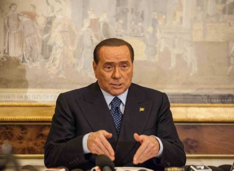 Galleria foto 'Berlusconi, il bollettino medico: ha un’infezione polmonare. Da tempo malato di leucemia' - foto 1
