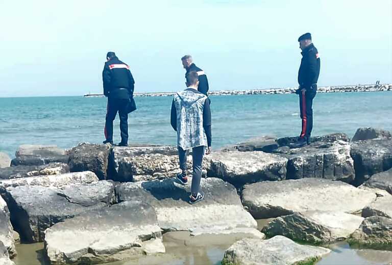 Cadavere trovato in mare a Margherita di Savoia: era un uomo tra i 20 e i 40 anni, morto da circa 2 mesi