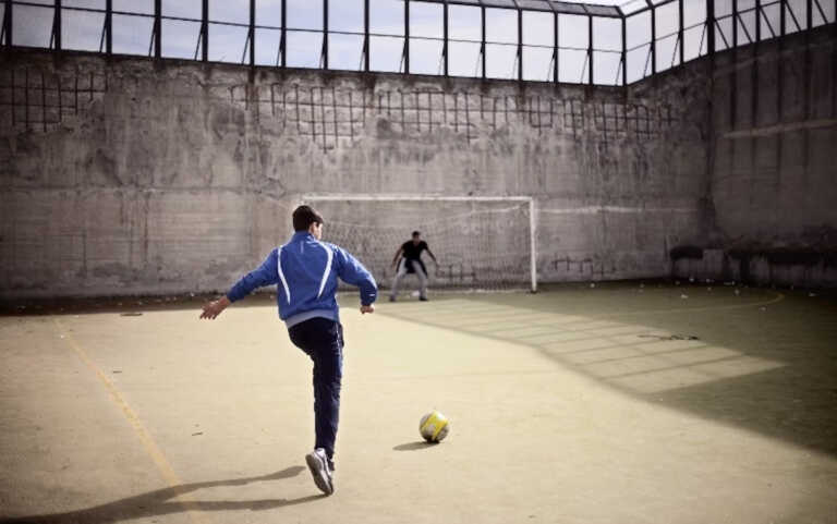 Nel carcere ci si allena alla speranza: a Trani la rieducazione passa dal calcio con i corsi per allenatori