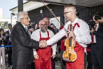 Galleria foto 'Cameriere di PizzAut suona il violino per Mattarella' - foto 1