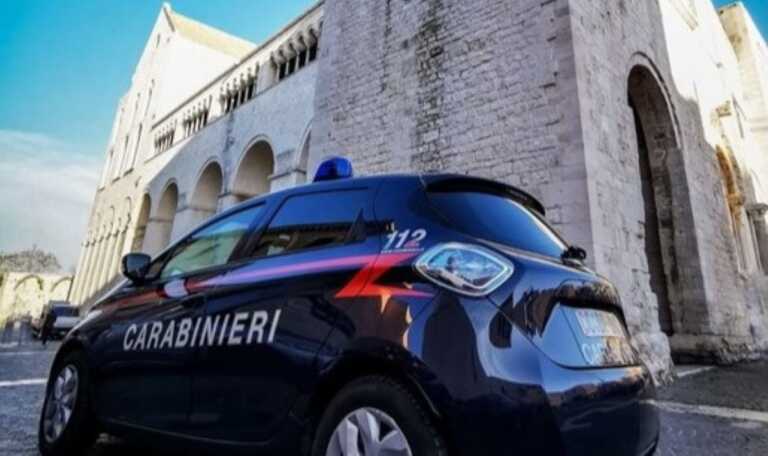 Sequestrano padre e figlio, li derubano e chiedono soldi per lasciarli in pace: arrestati due giovani ad Altamura